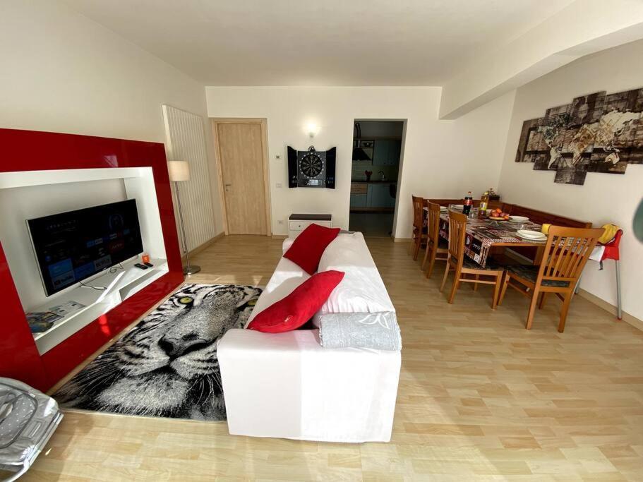 Casa Vacanza Veronica Con Giardino 韦尔巴尼亚 外观 照片
