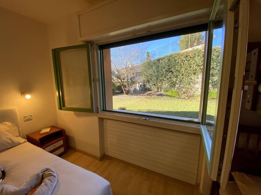 Casa Vacanza Veronica Con Giardino 韦尔巴尼亚 外观 照片